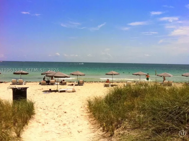 1-bedroom condo for sale in Bal Harbour - 10275 Collins Ave 427 - MondialRealty