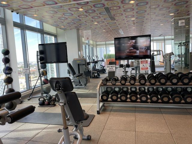 1-bedroom condo for rent in Miami - 31 SE 6th St 404 - MondialRealty