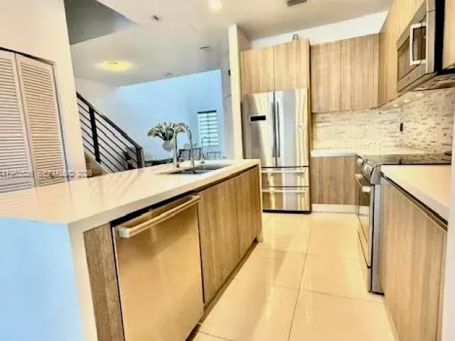 3-bedroom home for rent in Doral - 7166 NW 103rd Path 7166 - MondialRealty