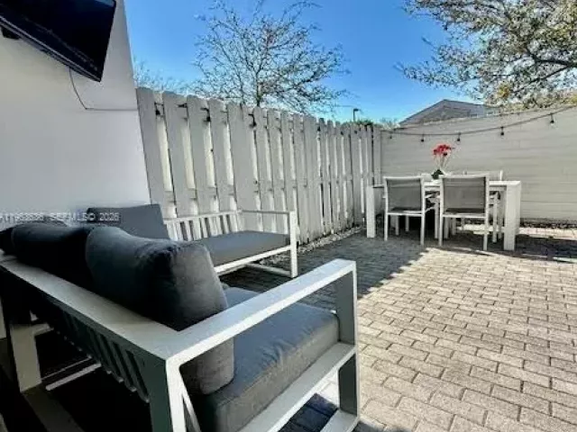 3-bedroom home for rent in Doral - 7166 NW 103rd Path 7166 - MondialRealty