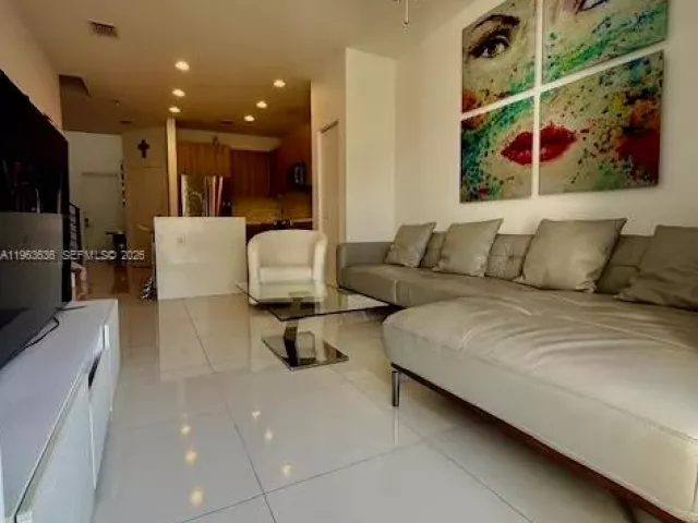 3-bedroom home for rent in Doral - 7166 NW 103rd Path 7166 - MondialRealty