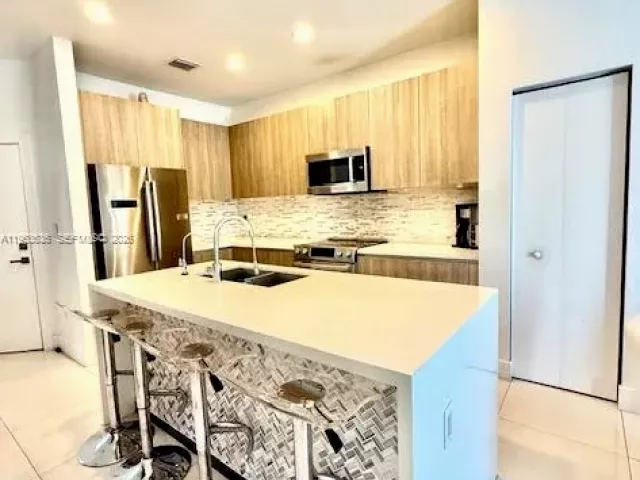3-bedroom home for rent in Doral - 7166 NW 103rd Path 7166 - MondialRealty