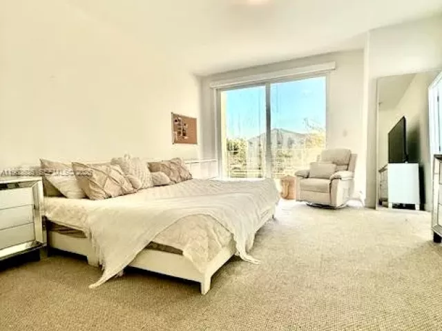 3-bedroom home for rent in Doral - 7166 NW 103rd Path 7166 - MondialRealty