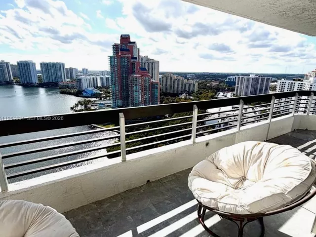 2-bedroom condo for sale in Aventura - 3530 Mystic Pointe Dr 2605 - MondialRealty