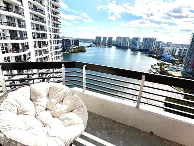2-bedroom condo for sale in Aventura - 3530 Mystic Pointe Dr 2605 - MondialRealty