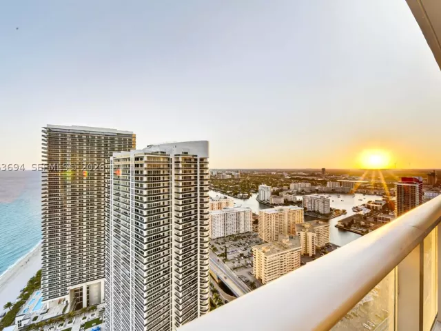 2-bedroom condo for sale in Hollywood - 4111 S Ocean Dr 3703 - MondialRealty