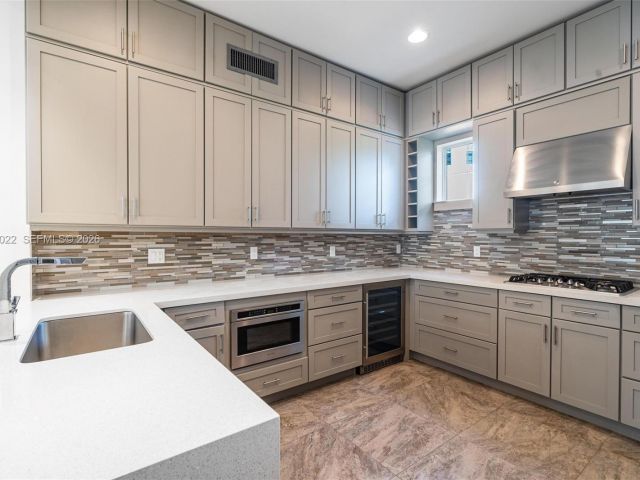 Home for rent at 1757 NE 9th St - photo 7482631