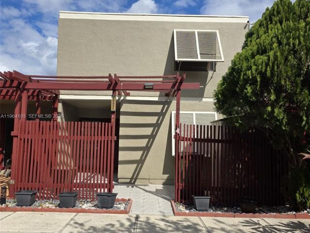 3-bedroom home for rent in Pembroke Pines - 10951 Cypress Rd 10951 - MondialRealty