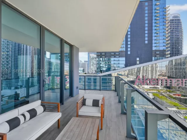 2-bedroom condo for sale in Miami - 68 SE 6th St 1702 - MondialRealty