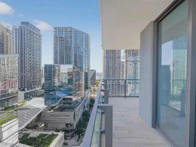 2-bedroom condo for sale in Miami - 68 SE 6th St 1702 - MondialRealty