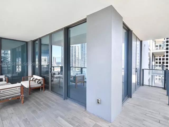 2-bedroom condo for sale in Miami - 68 SE 6th St 1702 - MondialRealty