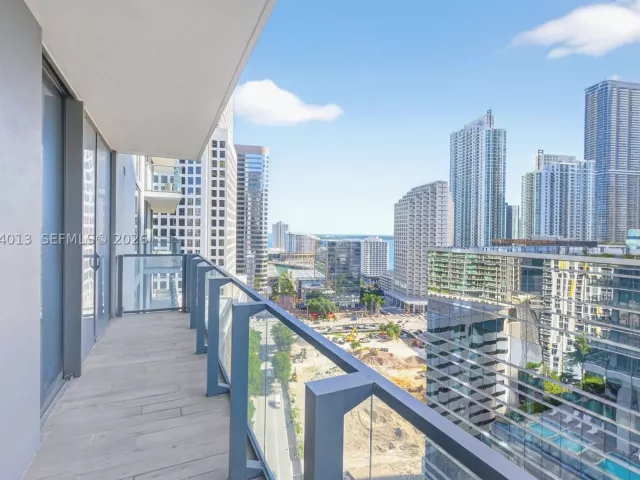2-bedroom condo for sale in Miami - 68 SE 6th St 1702 - MondialRealty