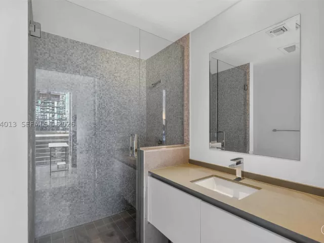 2-bedroom condo for sale in Miami - 68 SE 6th St 1702 - MondialRealty