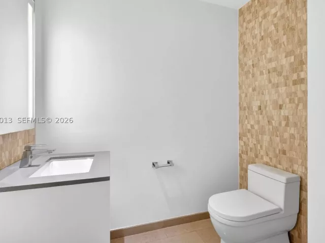 2-bedroom condo for sale in Miami - 68 SE 6th St 1702 - MondialRealty