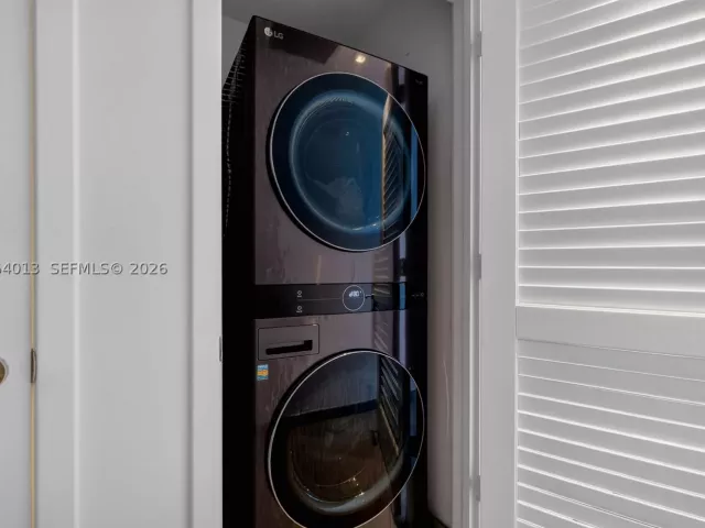 2-bedroom condo for sale in Miami - 68 SE 6th St 1702 - MondialRealty