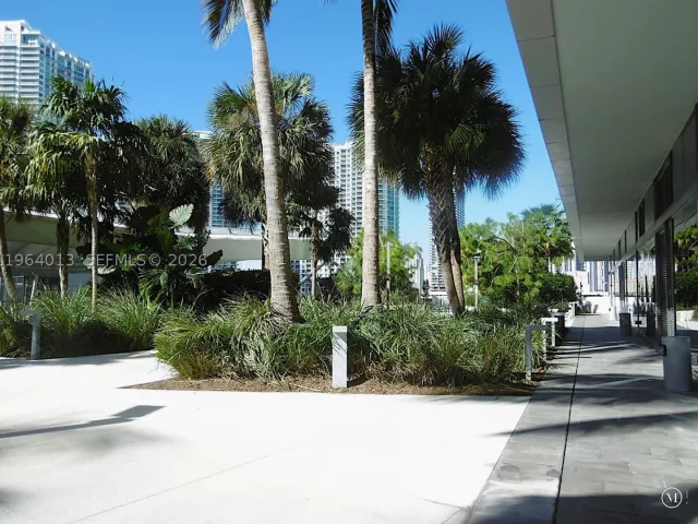 2-bedroom condo for sale in Miami - 68 SE 6th St 1702 - MondialRealty