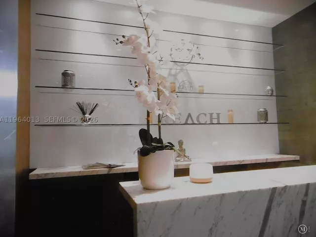 2-bedroom condo for sale in Miami - 68 SE 6th St 1702 - MondialRealty
