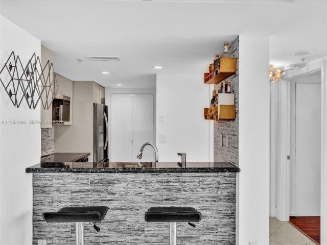 Apartment for rent  Unit #1605 - photo 7421589