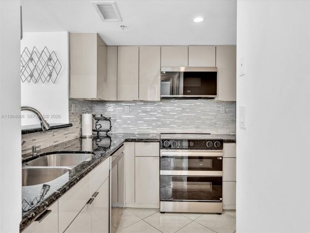 Apartment for rent  Unit #1605 - photo 7421599