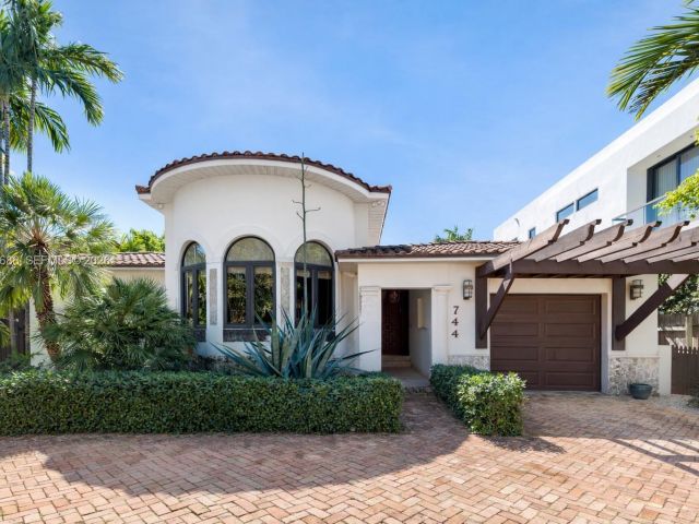 Home for sale at 744 Lakeview Dr - photo 7468951