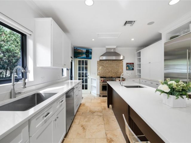 Home for sale at 744 Lakeview Dr - photo 7468957