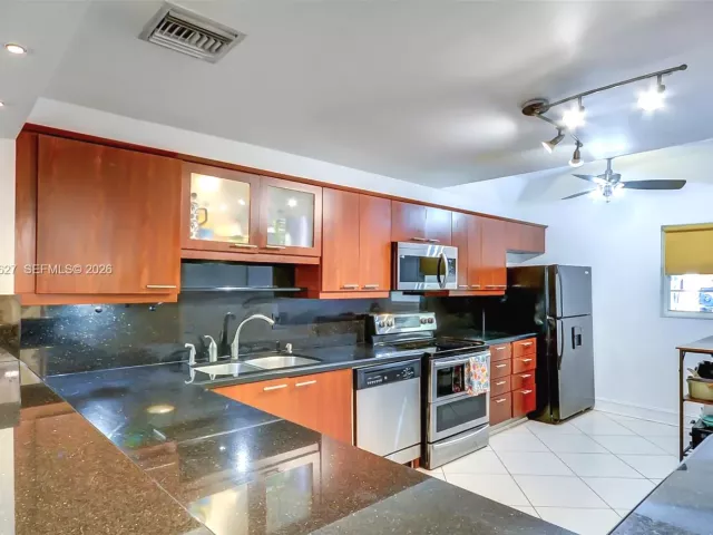 3-bedroom home for sale in Doral - 3831 Estepona Ave 11-D-2 - MondialRealty