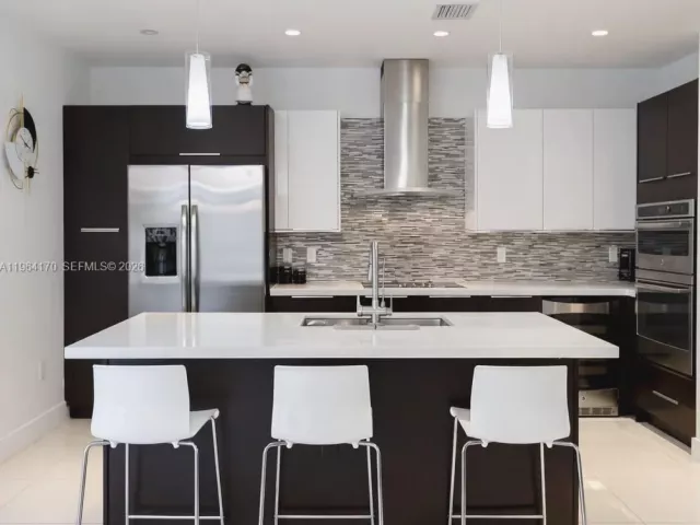 4-bedroom home for sale in Doral - 10464 NW 66th St - MondialRealty