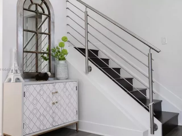 4-bedroom home for sale in Doral - 10464 NW 66th St - MondialRealty