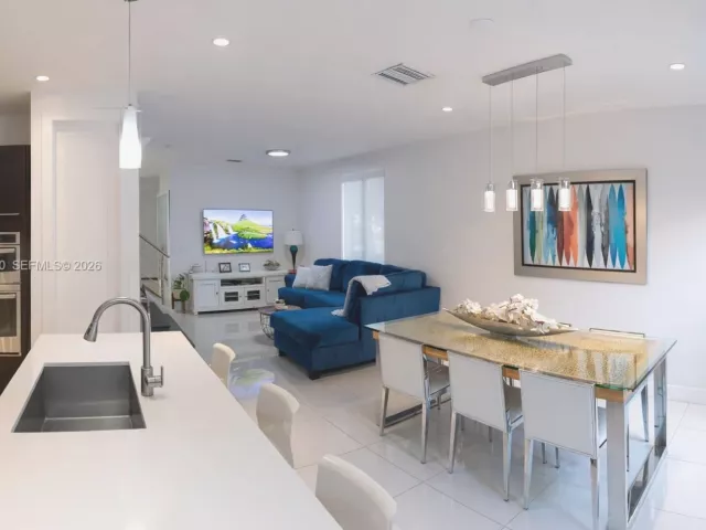 4-bedroom home for sale in Doral - 10464 NW 66th St - MondialRealty