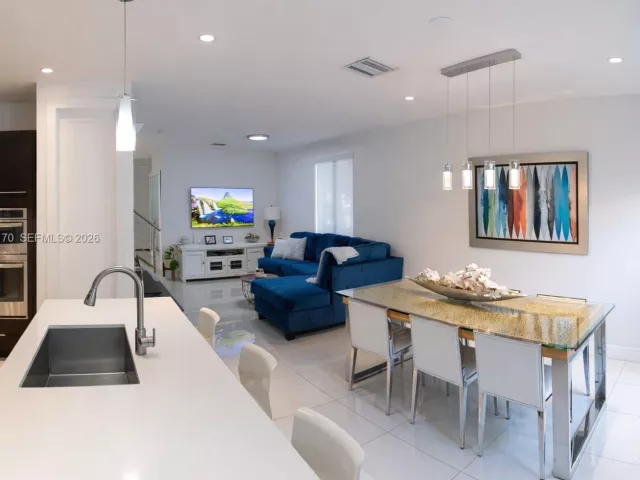 4-bedroom home for sale in Doral - 10464 NW 66th St - MondialRealty