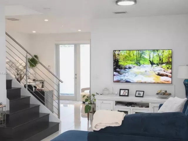 4-bedroom home for sale in Doral - 10464 NW 66th St - MondialRealty