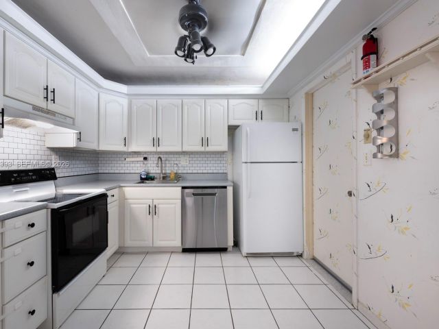 2-bedroom condo for sale in Hallandale Beach - 3161 S Ocean Dr 809 - MondialRealty