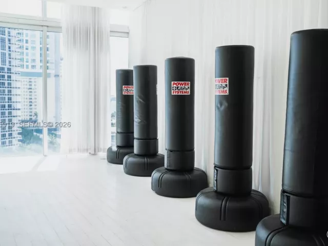 1-bedroom condo for sale in Miami - 495 Brickell Ave 3208 - MondialRealty