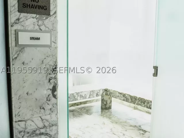 1-bedroom condo for sale in Miami - 495 Brickell Ave 3208 - MondialRealty