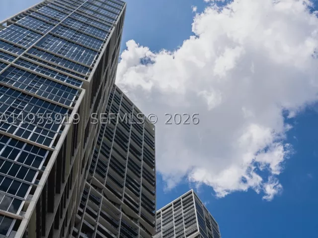 1-bedroom condo for sale in Miami - 495 Brickell Ave 3208 - MondialRealty