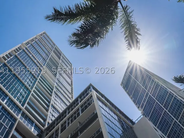 1-bedroom condo for sale in Miami - 495 Brickell Ave 3208 - MondialRealty