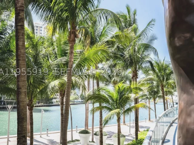 1-bedroom condo for sale in Miami - 495 Brickell Ave 3208 - MondialRealty