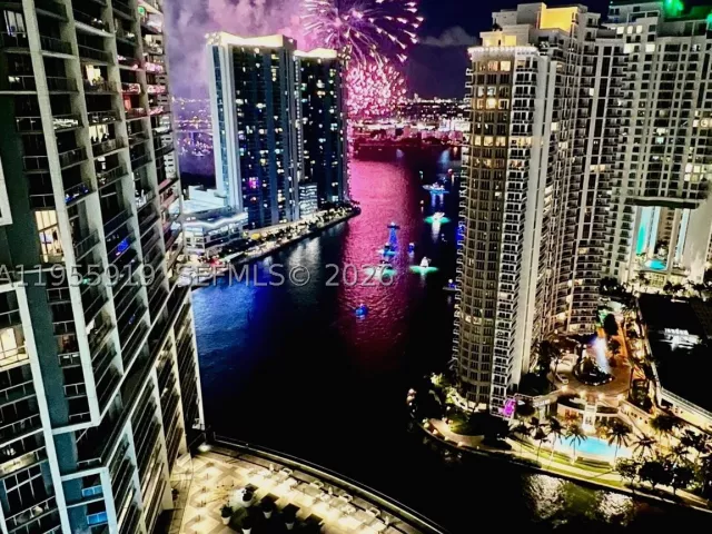 1-bedroom condo for sale in Miami - 495 Brickell Ave 3208 - MondialRealty