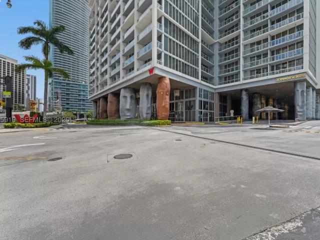 1-bedroom condo for sale in Miami - 495 Brickell Ave 3208 - MondialRealty