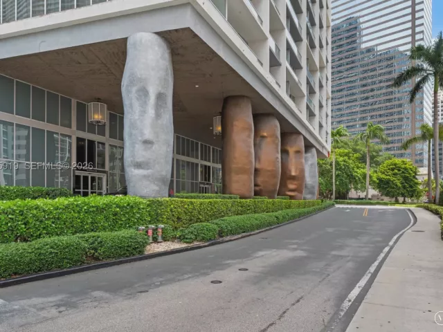 1-bedroom condo for sale in Miami - 495 Brickell Ave 3208 - MondialRealty