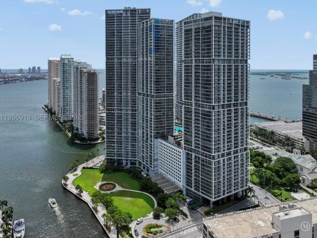 1-bedroom condo for sale in Miami - 495 Brickell Ave 3208 - MondialRealty