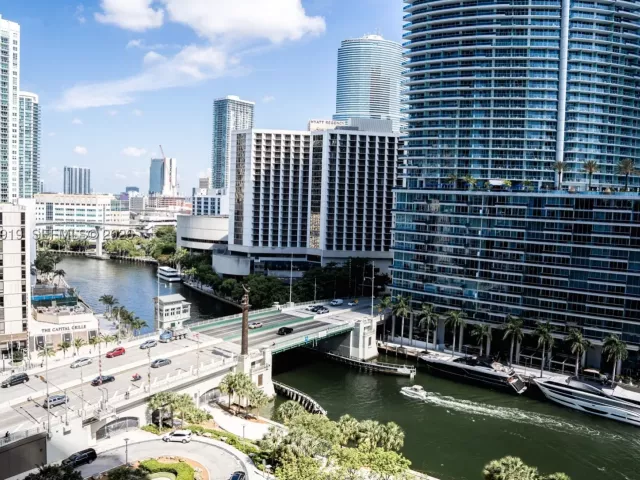 1-bedroom condo for sale in Miami - 495 Brickell Ave 3208 - MondialRealty