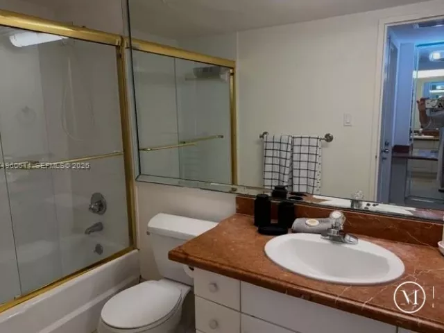 2-bedroom condo for rent in Miami Beach - 5161 Collins Ave 703 - MondialRealty