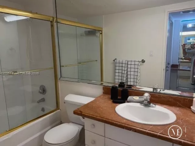 2-bedroom condo for rent in Miami Beach - 5161 Collins Ave 703 - MondialRealty