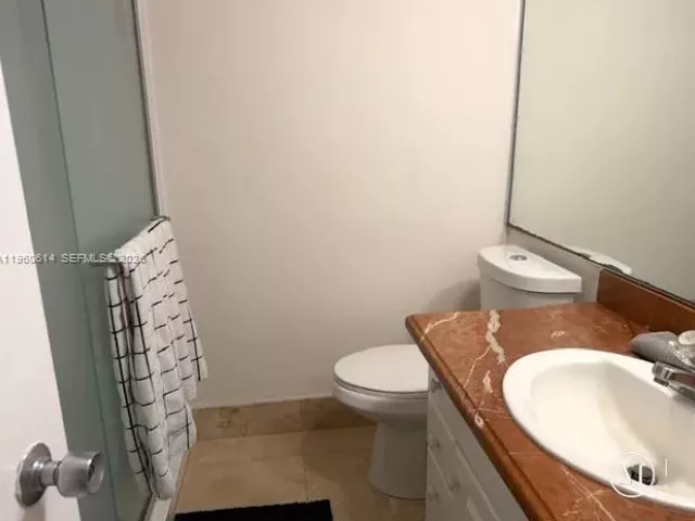 2-bedroom condo for rent in Miami Beach - 5161 Collins Ave 703 - MondialRealty