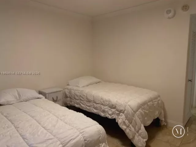 2-bedroom condo for rent in Miami Beach - 5161 Collins Ave 703 - MondialRealty