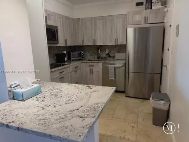 2-bedroom condo for rent in Miami Beach - 5161 Collins Ave 703 - MondialRealty