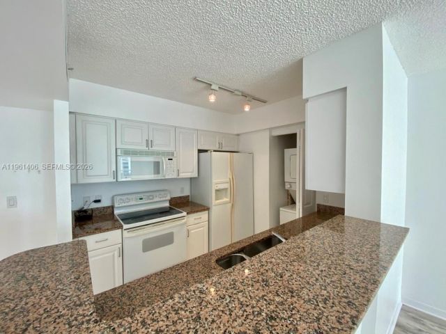 1-bedroom condo for rent in Miami - 1155 Brickell Bay Dr 607 - MondialRealty