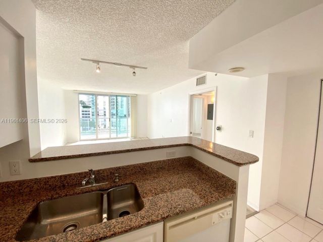 1-bedroom condo for rent in Miami - 1155 Brickell Bay Dr 607 - MondialRealty
