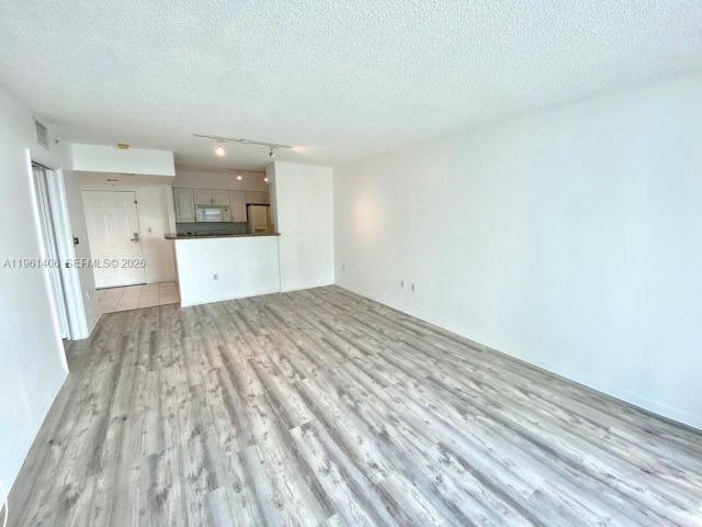 1-bedroom condo for rent in Miami - 1155 Brickell Bay Dr 607 - MondialRealty